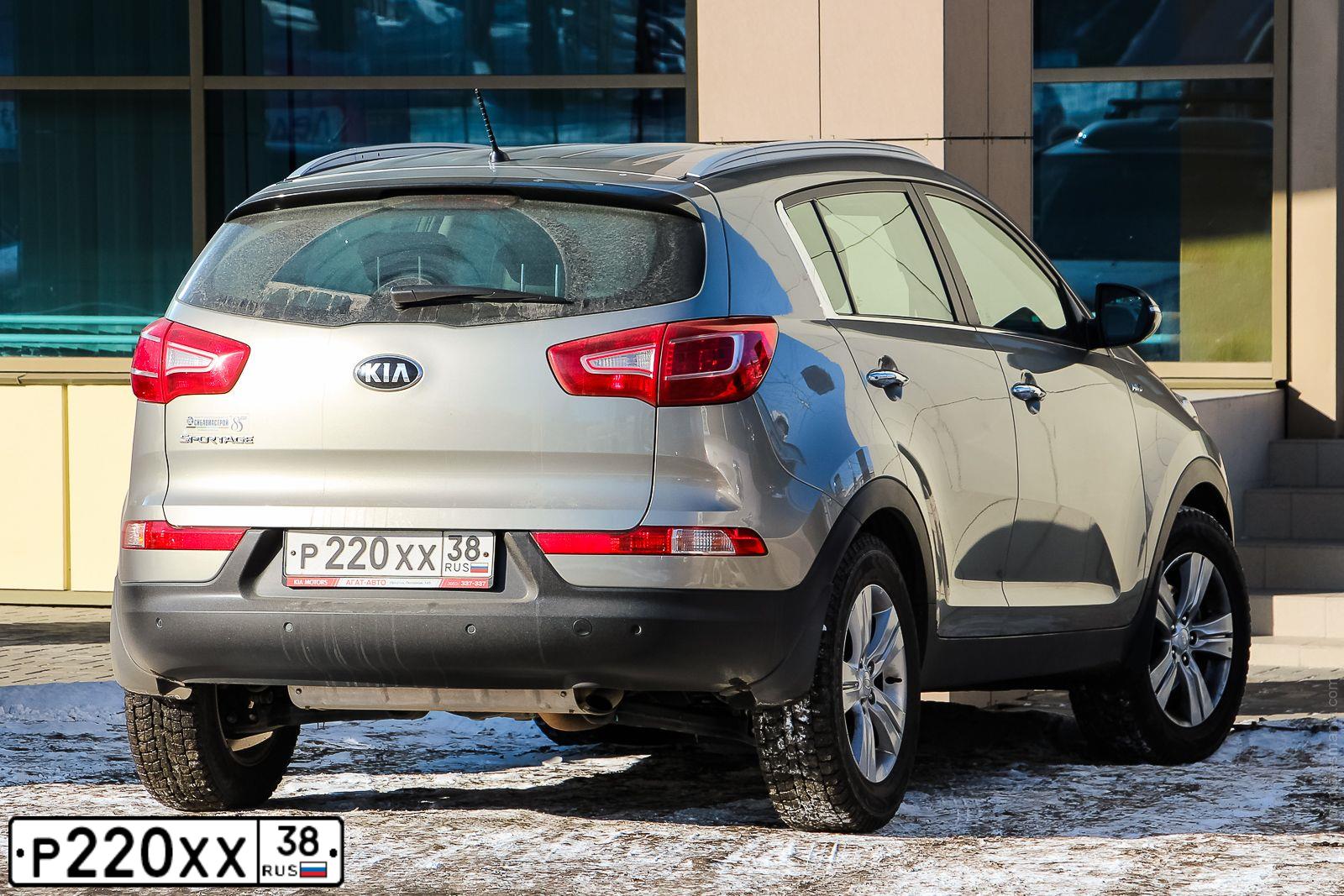 Фото автомобиля KIA SPORTAGE, 2012 — госномер А153КУ138. Цвет: Серебристый