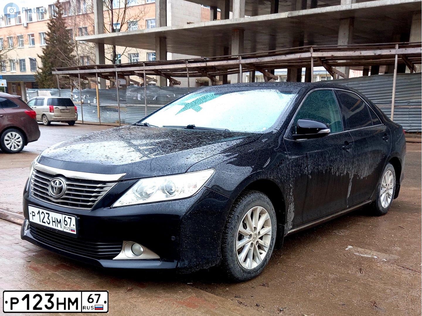 Фото автомобиля TOYOTA CAMRY, 2013 — госномер К165ОЕ67. Цвет: ЧЕРНЫЙ МЕТАЛЛИК