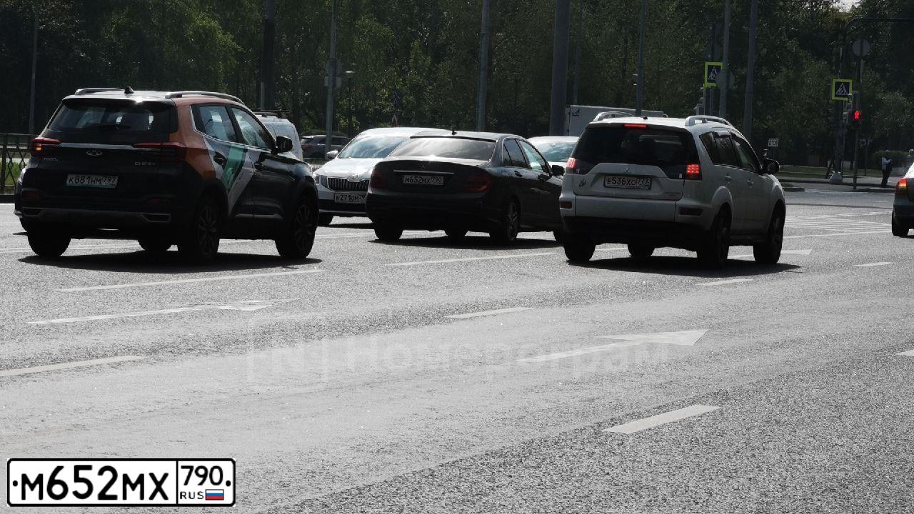 Фото автомобиля MERCEDES C-KLASSE, 2013 — госномер Т948ТР777. Цвет: КОРИЧНЕВЫЙ