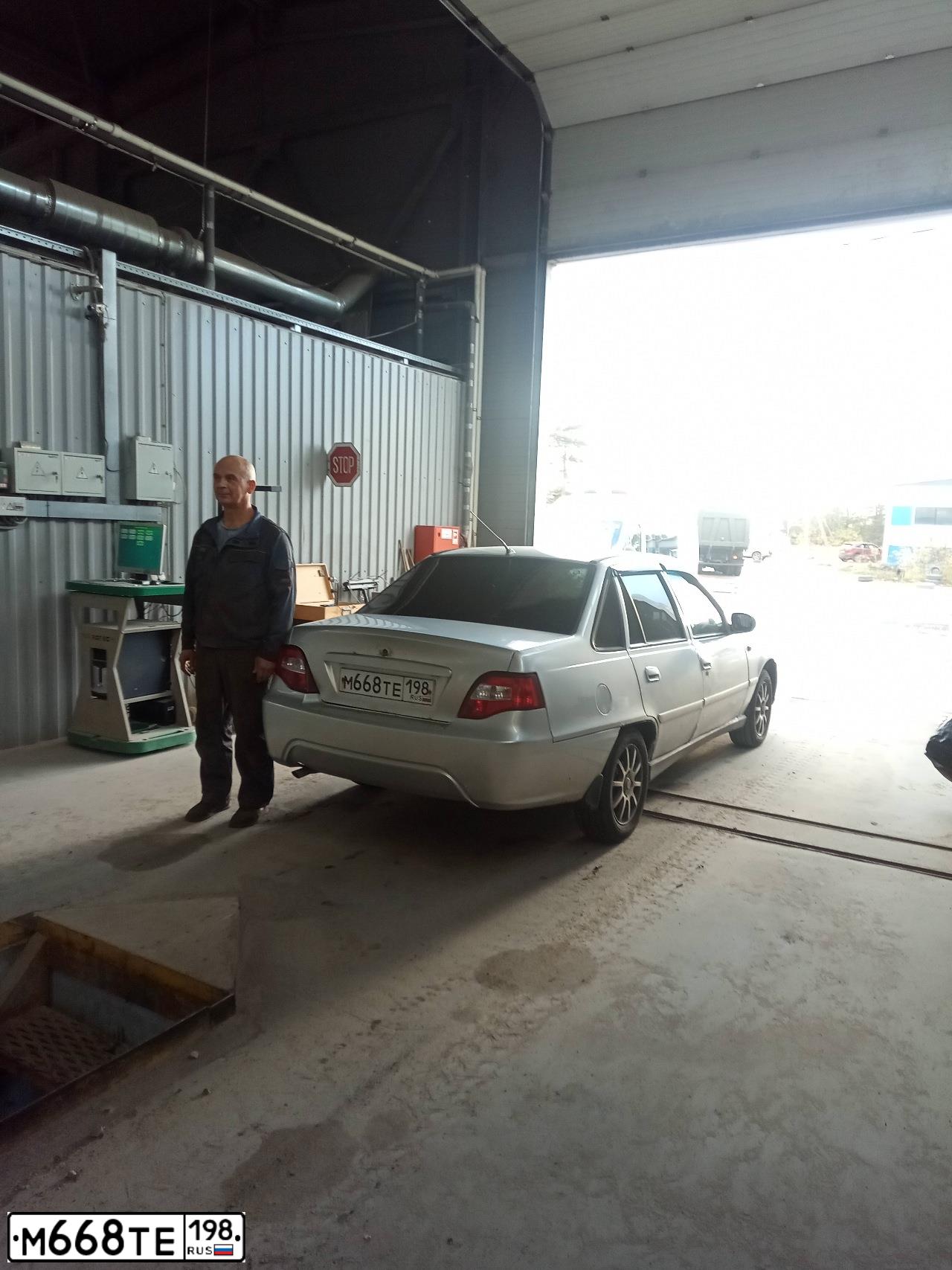 Фото автомобиля DAEWOO NEXIA, 2012 — госномер М668ТЕ198. Цвет: Серебристый