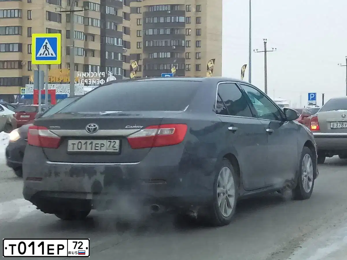 Фото автомобиля TOYOTA CAMRY, 2014 — госномер Т011ЕР72. Цвет: СЕРЫЙ МЕТАЛЛИК