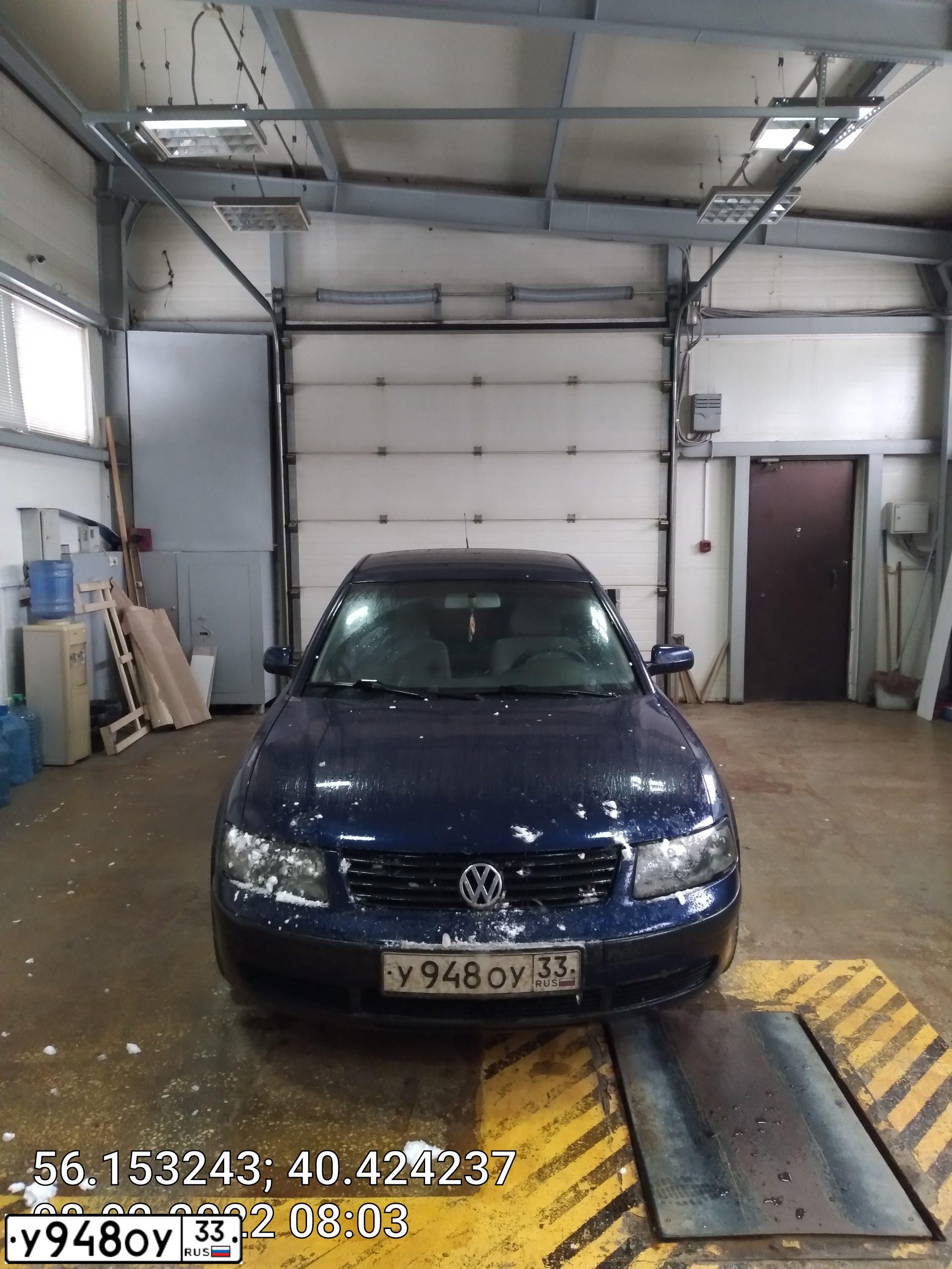 Фото автомобиля VOLKSWAGEN PASSAT, 2000 — госномер Н447СР33. Цвет: Темно-синий