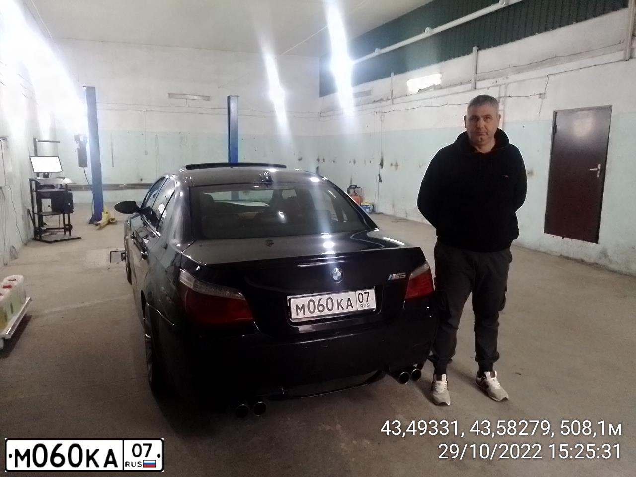 Фото автомобиля BMW M5, 2008 — госномер О500КК05. Цвет: Темно-синий