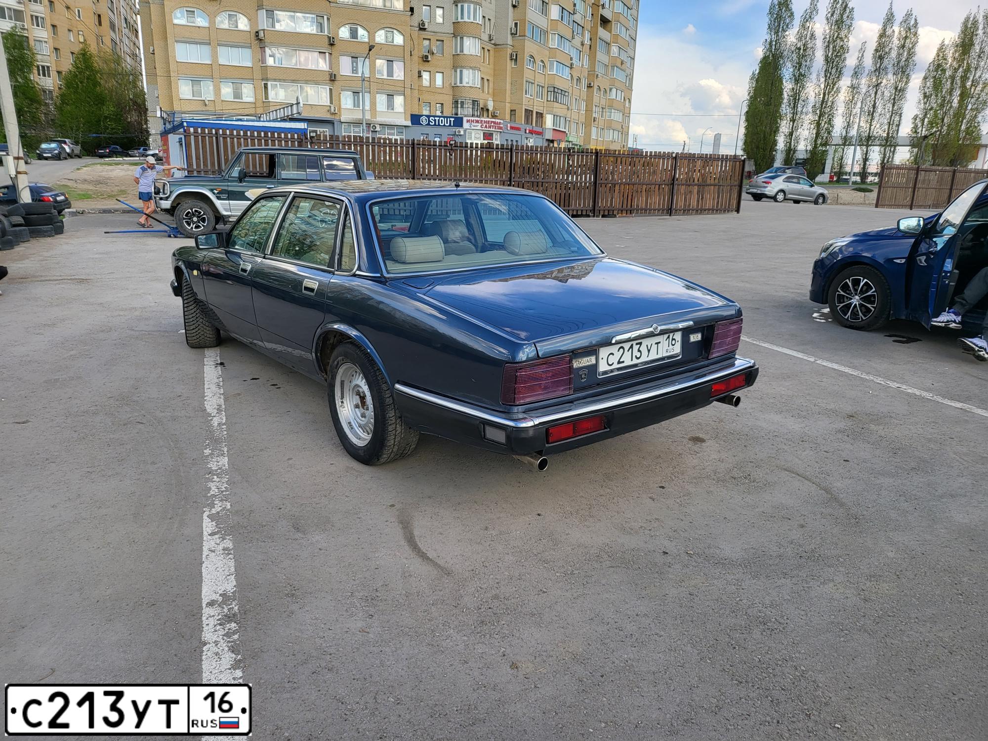 Фото автомобиля JAGUAR XJ-SERIE, 1990 — госномер С213УТ16. Цвет: СИНИЙ