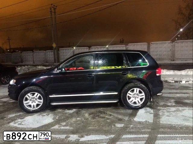 Фото автомобиля VOLKSWAGEN TOUAREG, 2004 — госномер В892СН790. Цвет: ЧЕРНЫЙ