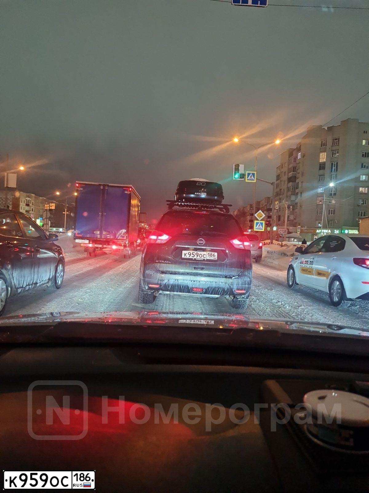 Фото автомобиля NISSAN X-TRAIL, 2017 — госномер К959ОС186. Цвет: ТЕМНО - ЗЕЛЕНЫЙ