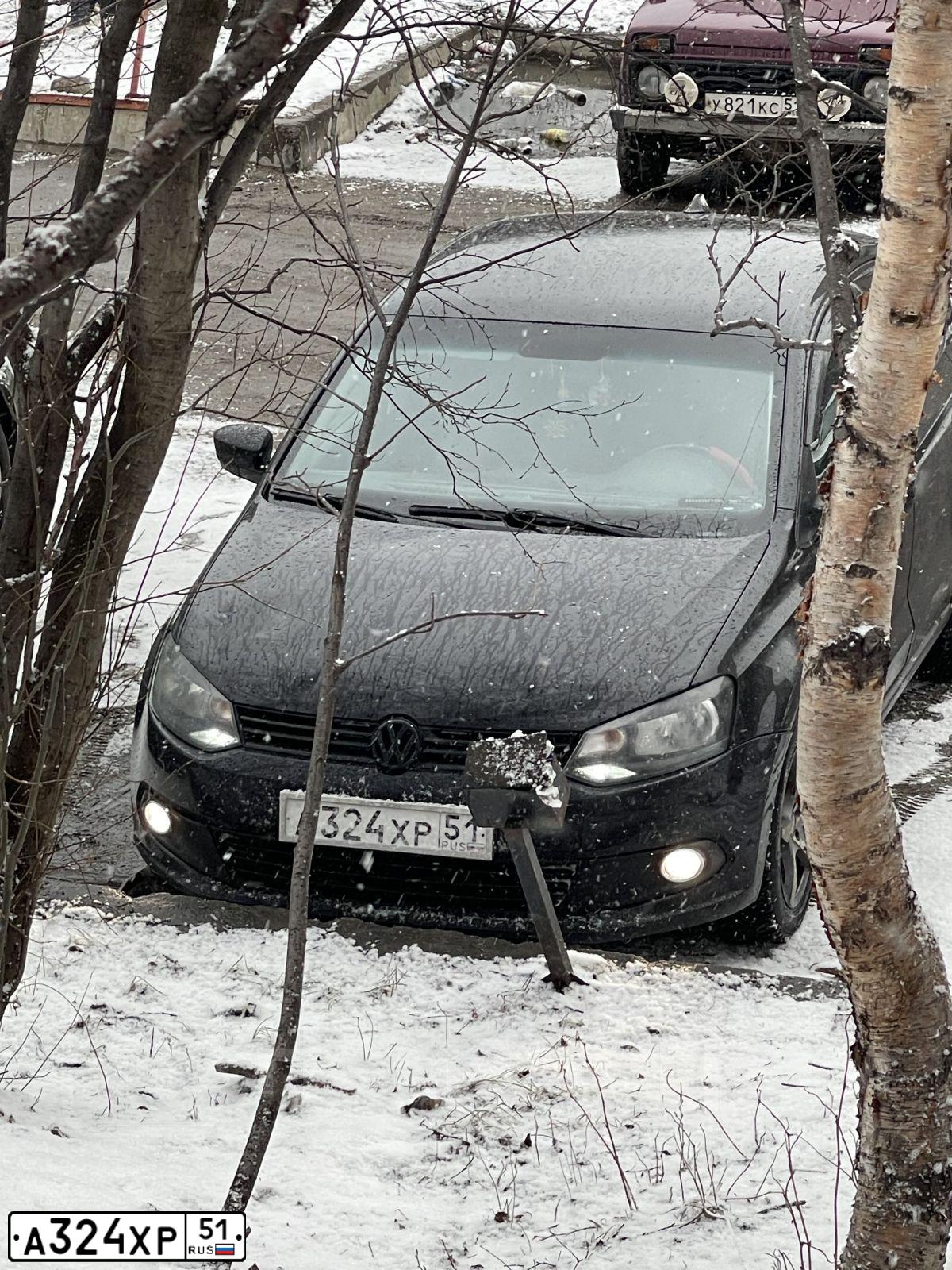 Фото автомобиля VOLKSWAGEN POLO, 2014 — госномер А324ХР51. Цвет: ЧЕРНЫЙ