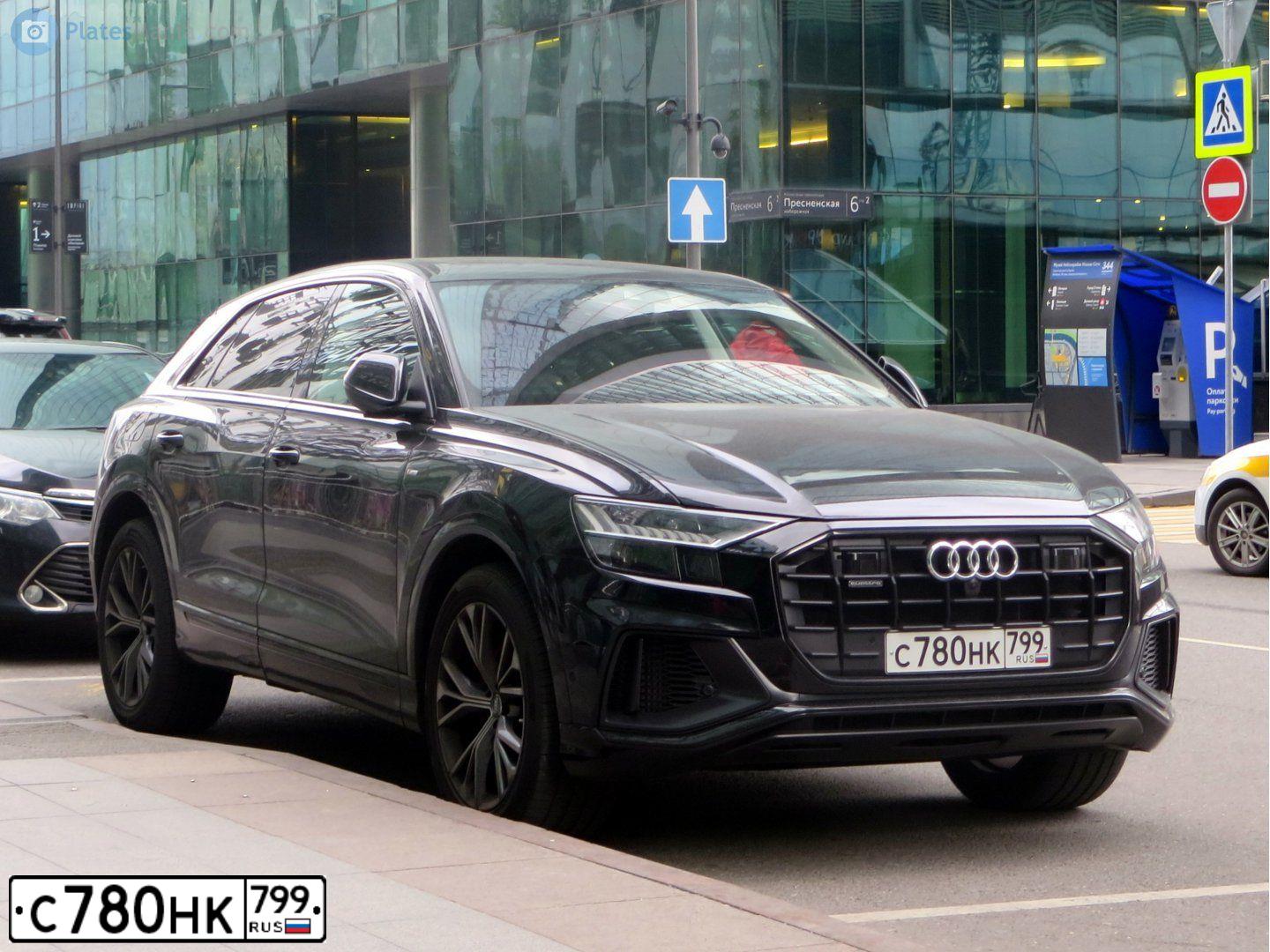 Фото автомобиля AUDI Q8, 2019 — госномер О883АР977. Цвет: ЧЕРНЫЙ