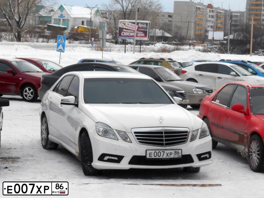 Фото автомобиля MERCEDES E-KLASSE, 2011 — госномер Е007ХР86. Цвет: БЕЛЫЙ