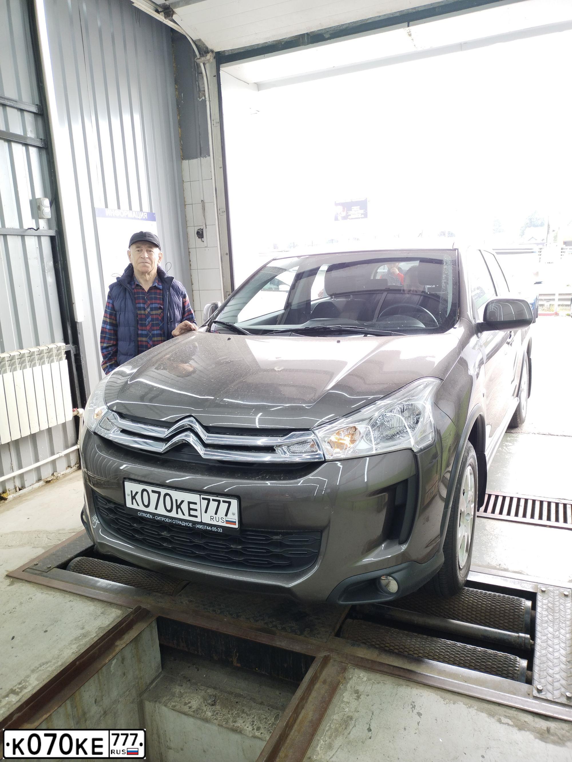 Фото автомобиля CITROEN C4 AIRCROSS, 2014 — госномер К070КЕ777. Цвет: Коричневый
