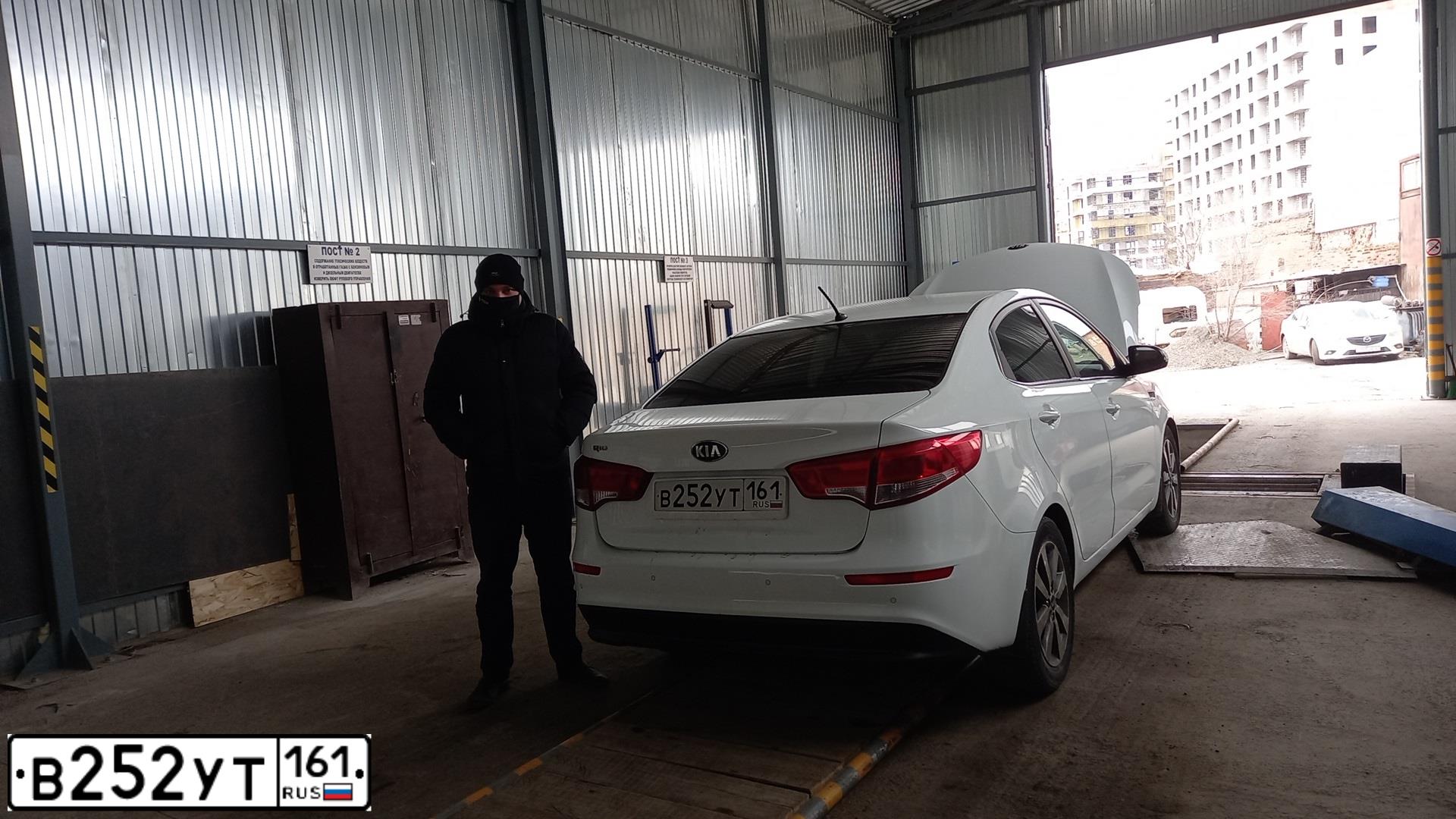 Фото автомобиля KIA RIO, 2015 — госномер В252УТ161. Цвет: Белый