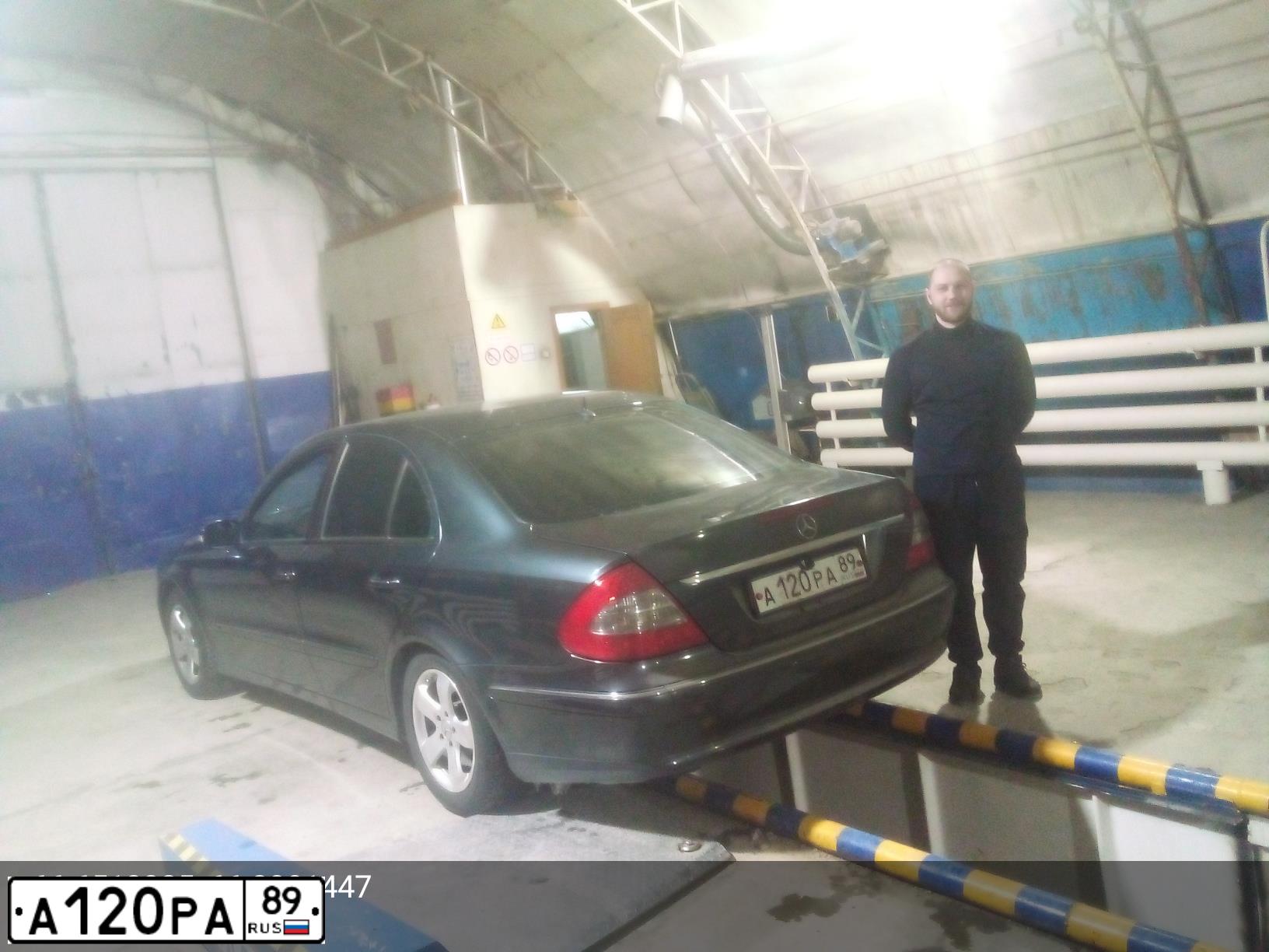 Фото автомобиля MERCEDES E-KLASSE, 2004 — госномер С487КВ89. Цвет: Черный (Черно-синий)