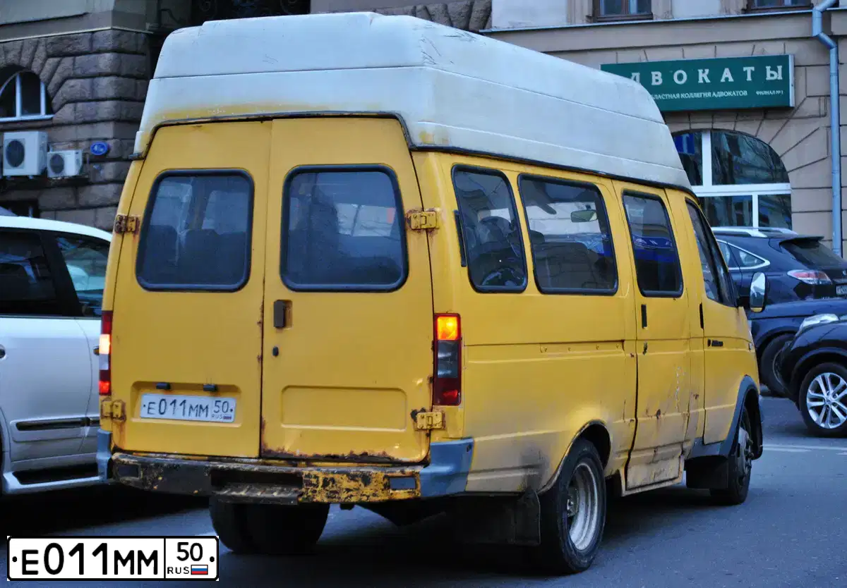 Фото автомобиля GAZ 3221 EL, 2003 — госномер Е011ММ50. Цвет: ЖЕЛТЫЙ ЗОЛОТИСТЫЙ