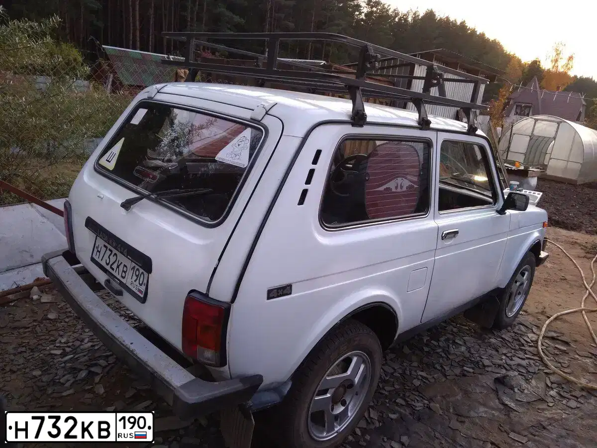Фото автомобиля LADA 2121 NIVA, 2009 — госномер М001АК46. Цвет: ЯРКО-БЕЛЫЙ