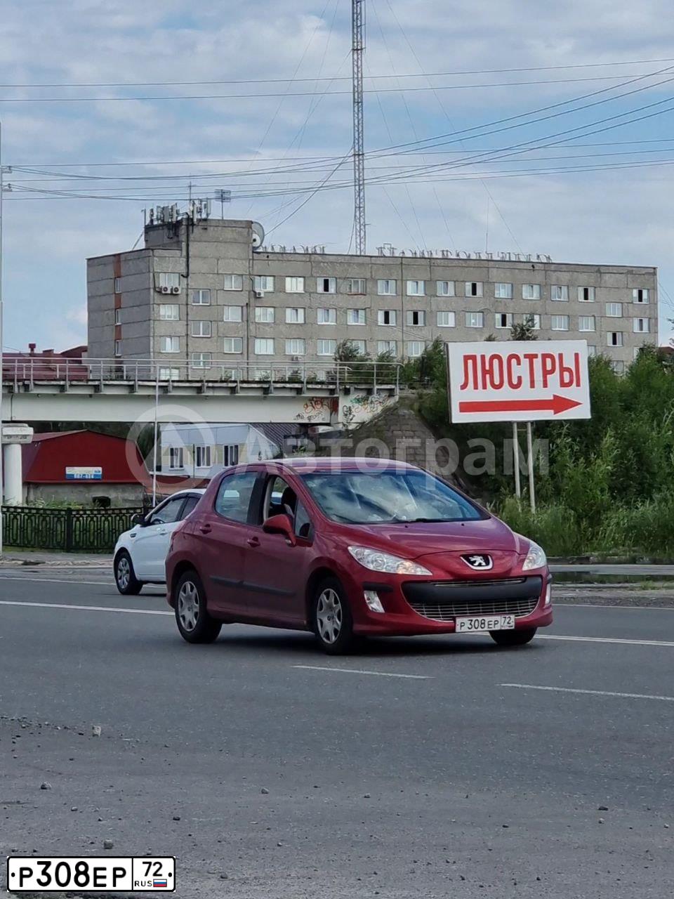 Фото автомобиля PEUGEOT 308, 2008 — госномер Р308ЕР72. Цвет: Красный