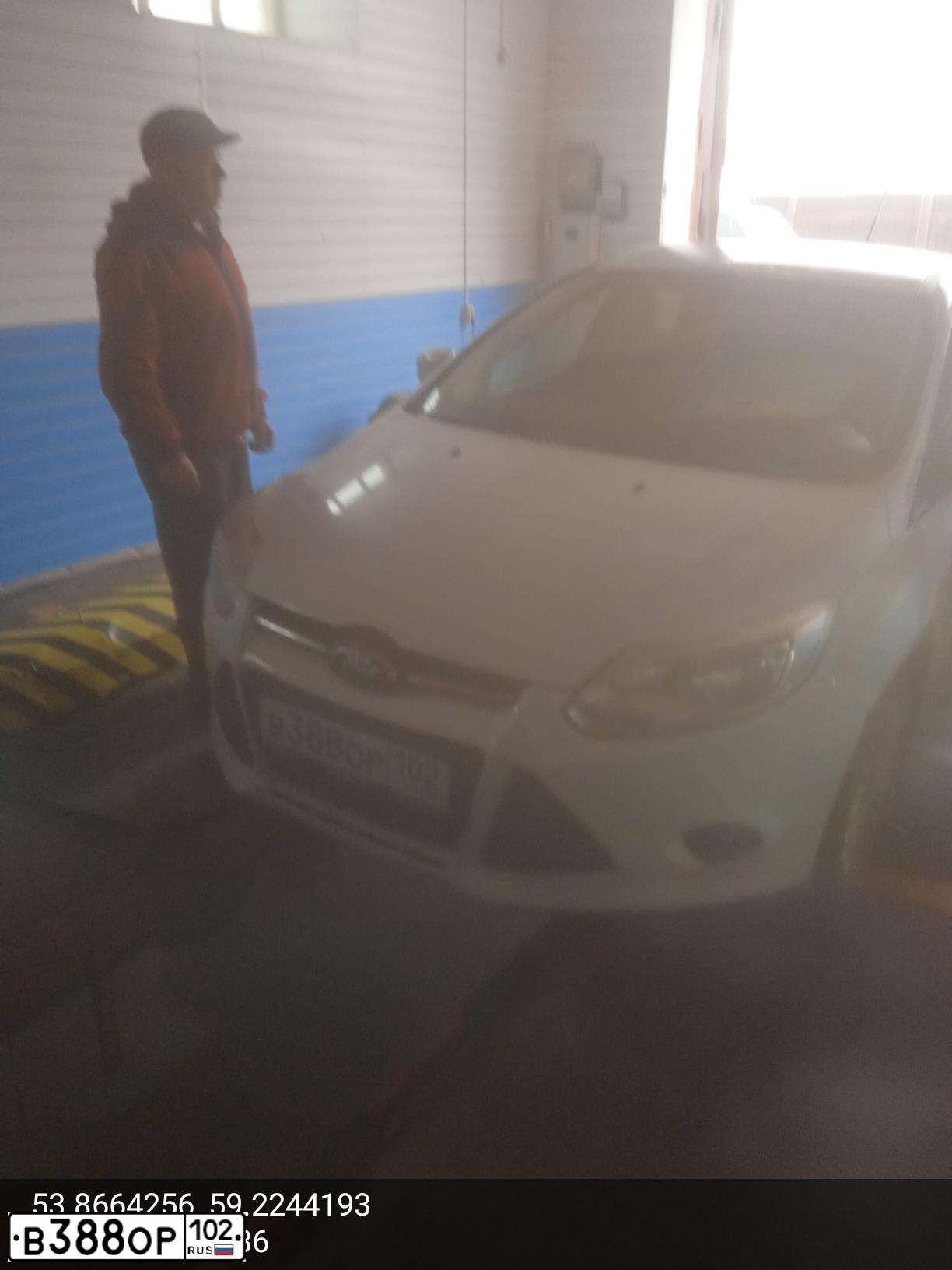 Фото автомобиля FORD FOCUS, 2012 — госномер В388ОР102. Цвет: Белый