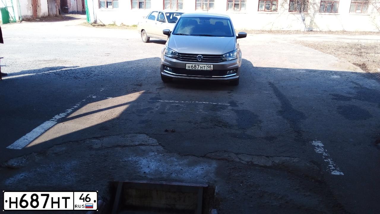Фото автомобиля VOLKSWAGEN POLO, 2016 — госномер Н687НТ46. Цвет: БЕЖЕВЫЙ