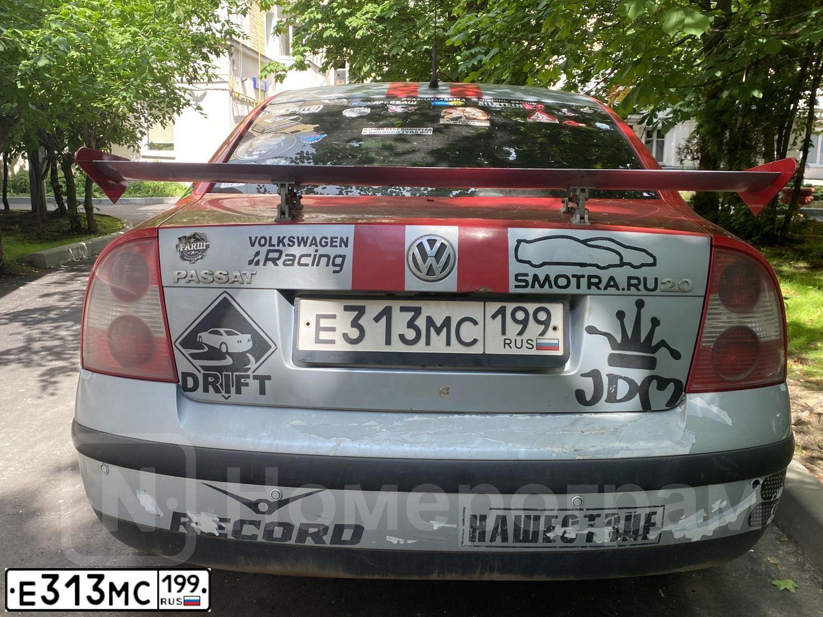 Фото автомобиля VOLKSWAGEN PASSAT, 2002 — госномер Е313МС199. Цвет: СЕРЫЙ