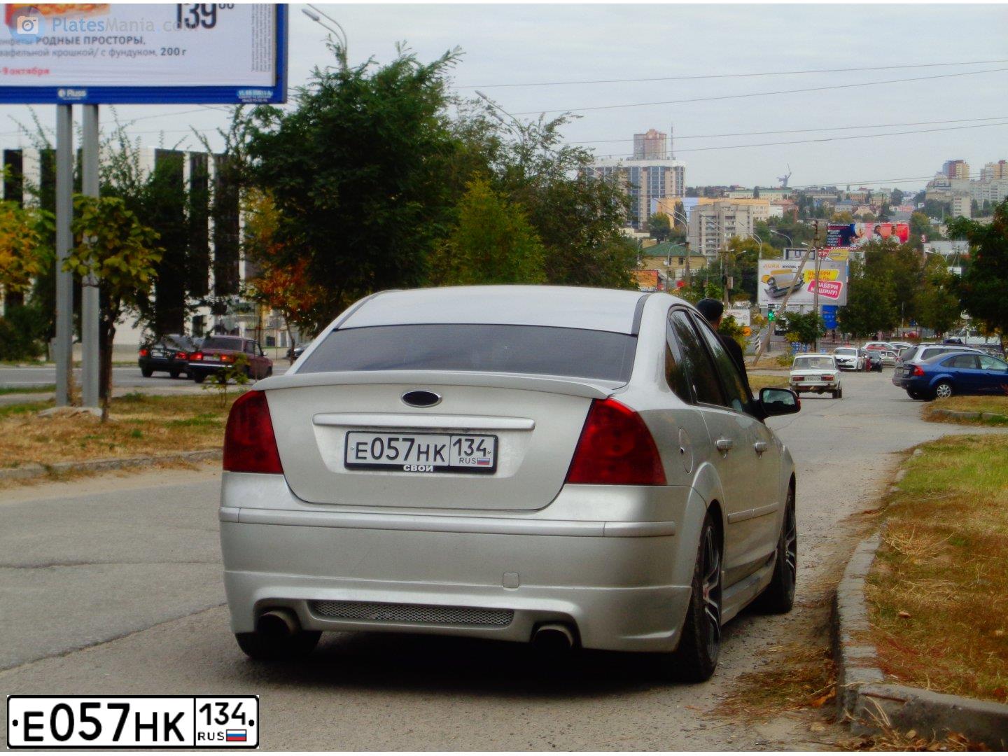 Фото автомобиля FORD FOCUS, 2006 — госномер Е057НК134. Цвет: СЕРЕБРИСТЫЙ