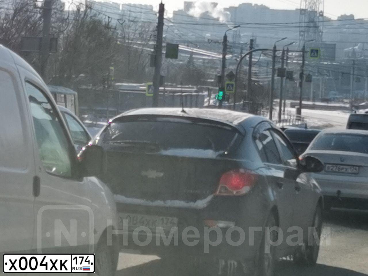 Фото автомобиля KIA SPORTAGE, 2013 — госномер Х004ХК174. Цвет: СЕРЕБРИСТЫЙ