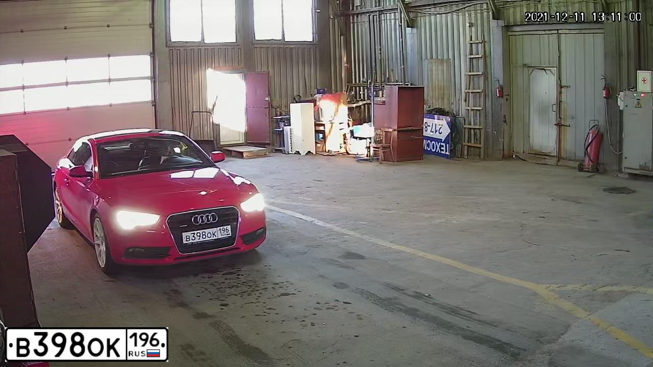 Фото автомобиля AUDI A5, 2014 — госномер В398ОК196. Цвет: Красный