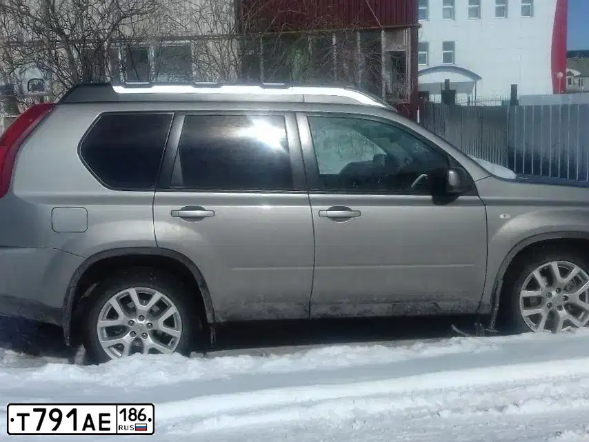 Фото автомобиля NISSAN X-TRAIL, 2013 — госномер Т791АЕ186. Цвет: Серый
