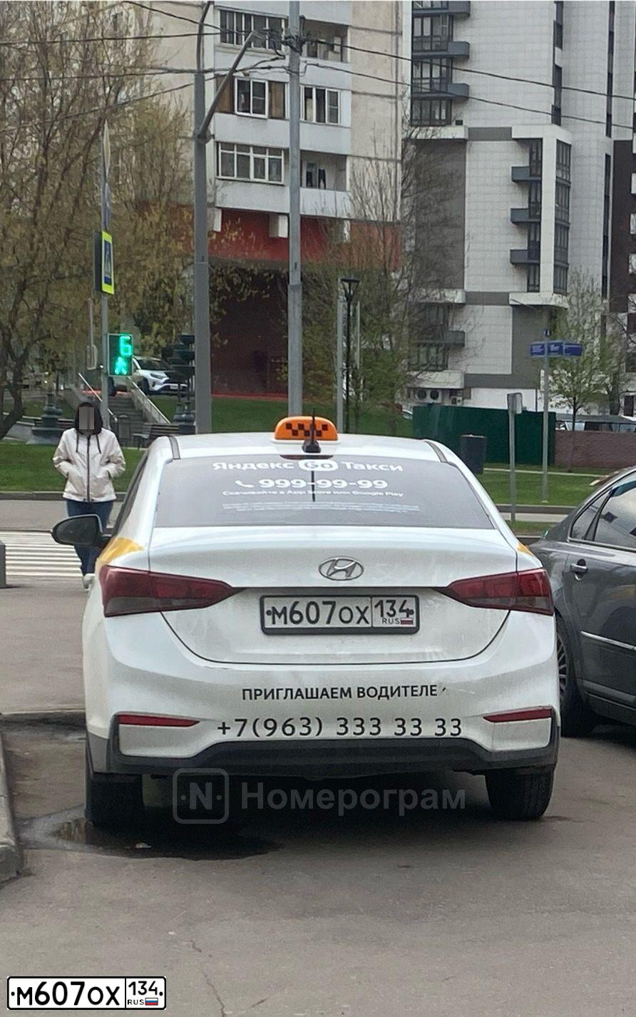 Фото автомобиля HYUNDAI SOLARIS, 2018 — госномер М607ОХ134. Цвет: БЕЛЫЙ-ЖЕЛТЫЙ-СЕРЫЙ