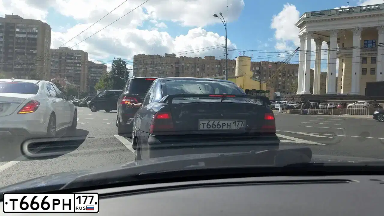 Фото автомобиля OPEL VECTRA, 1998 — госномер Н818ЕВ799. Цвет: СИНИЙ