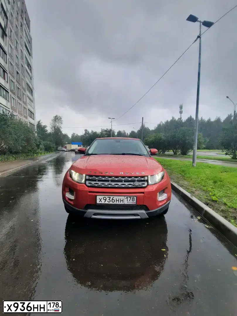 Фото автомобиля LANDROVER RANGE ROVER EVOQUE, 2013 — госномер Н827АТ77. Цвет: Красный