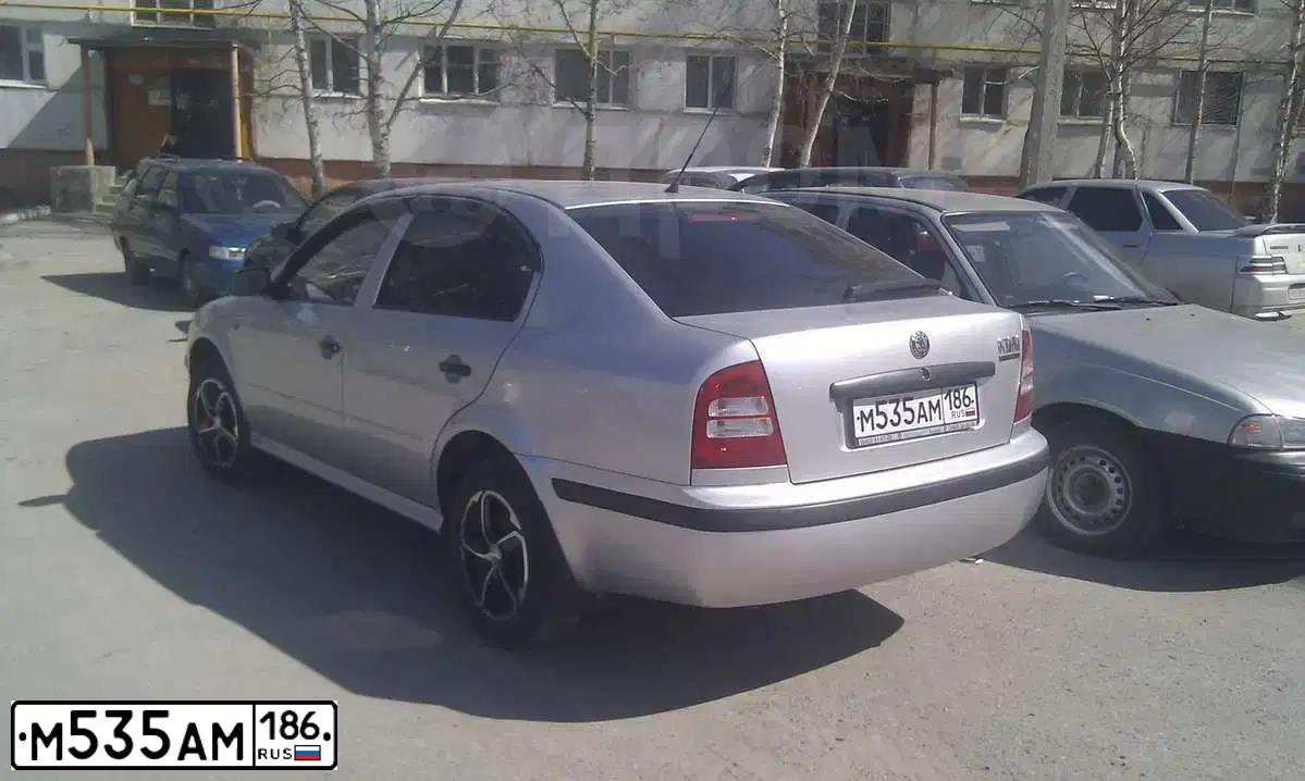 Фото автомобиля SKODA OCTAVIA, 2004 — госномер М535МА186. Цвет: Серебристый