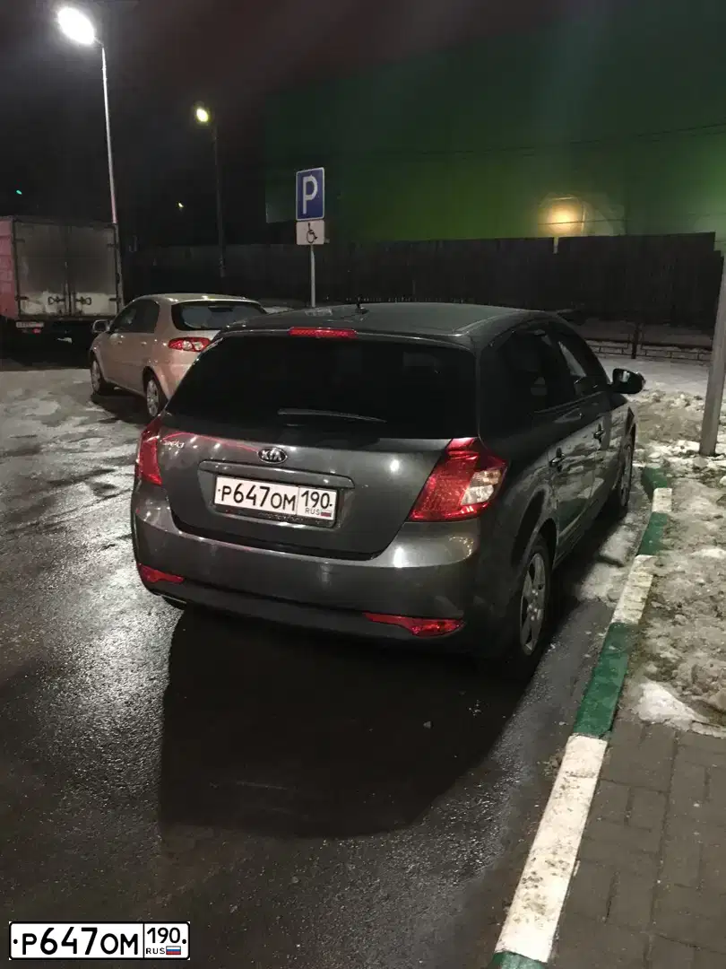 Фото автомобиля KIA CEE'D, 2011 — госномер Р647ОМ190. Цвет: СЕРЫЙ