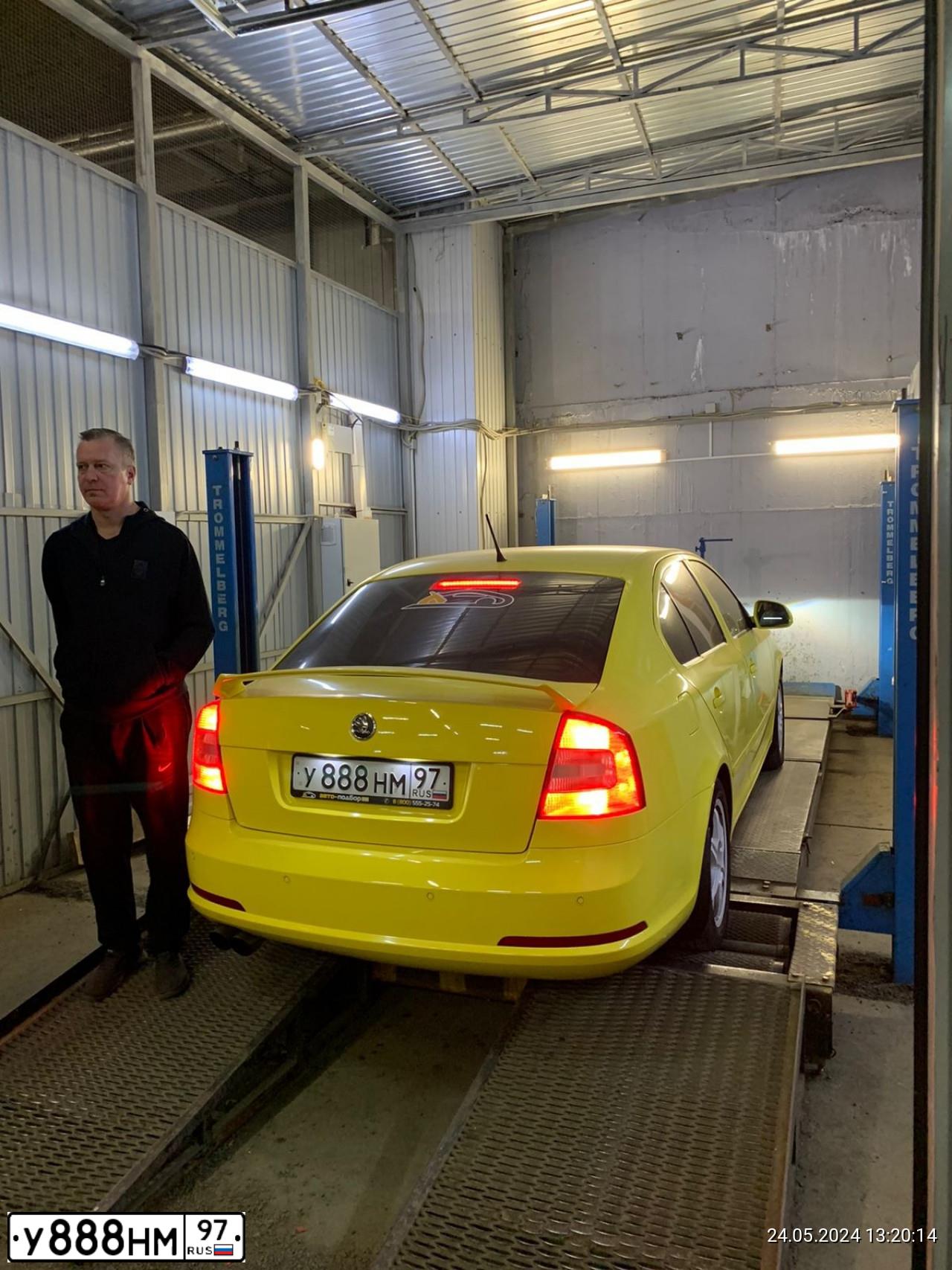 Фото автомобиля MERCEDES CLK-KLASSE, 2004 — госномер У888НМ97. Цвет: синий