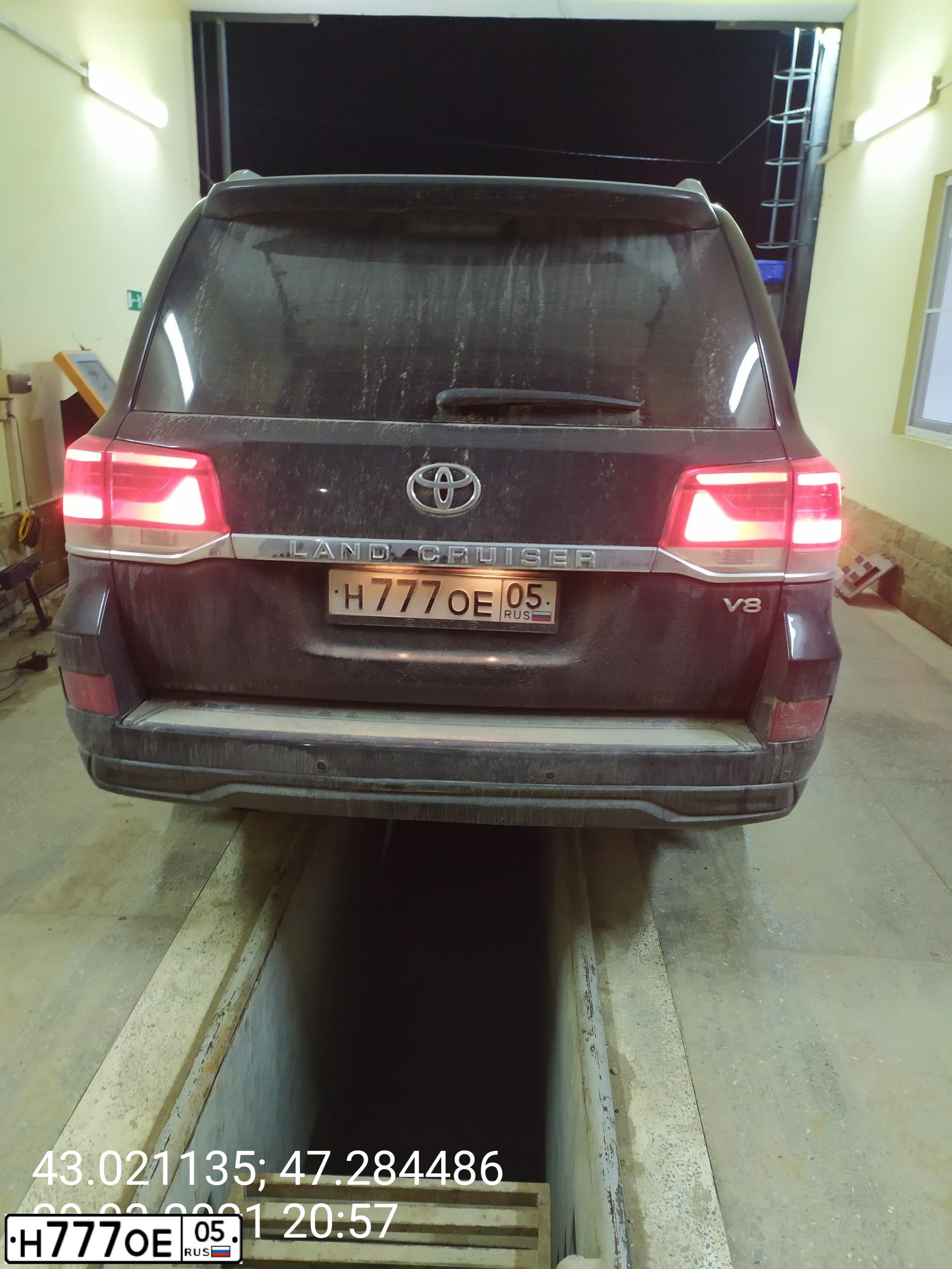 Фото автомобиля TOYOTA LANDCRUISER 200, 2011 — госномер К600НК190. Цвет: ЧЕРНЫЙ