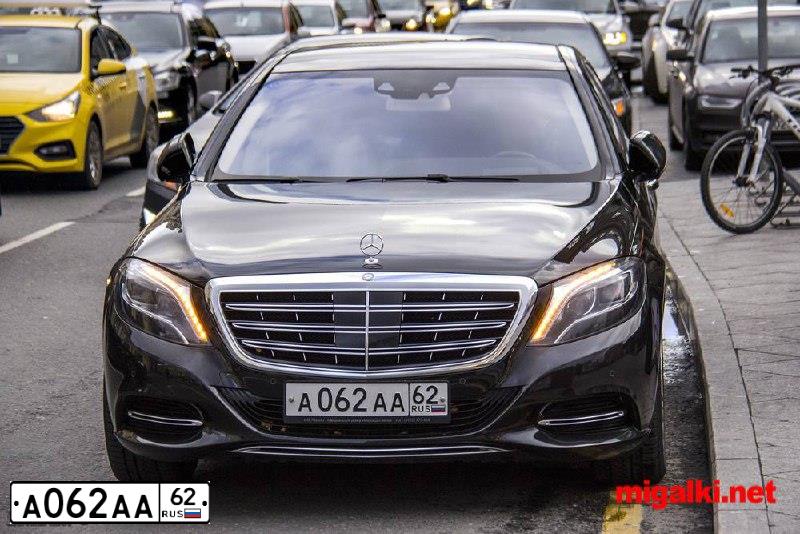 Фото автомобиля MERCEDES-BENZ S500, 2016 — госномер У811АЕ198. Цвет: ЧЕРНЫЙ