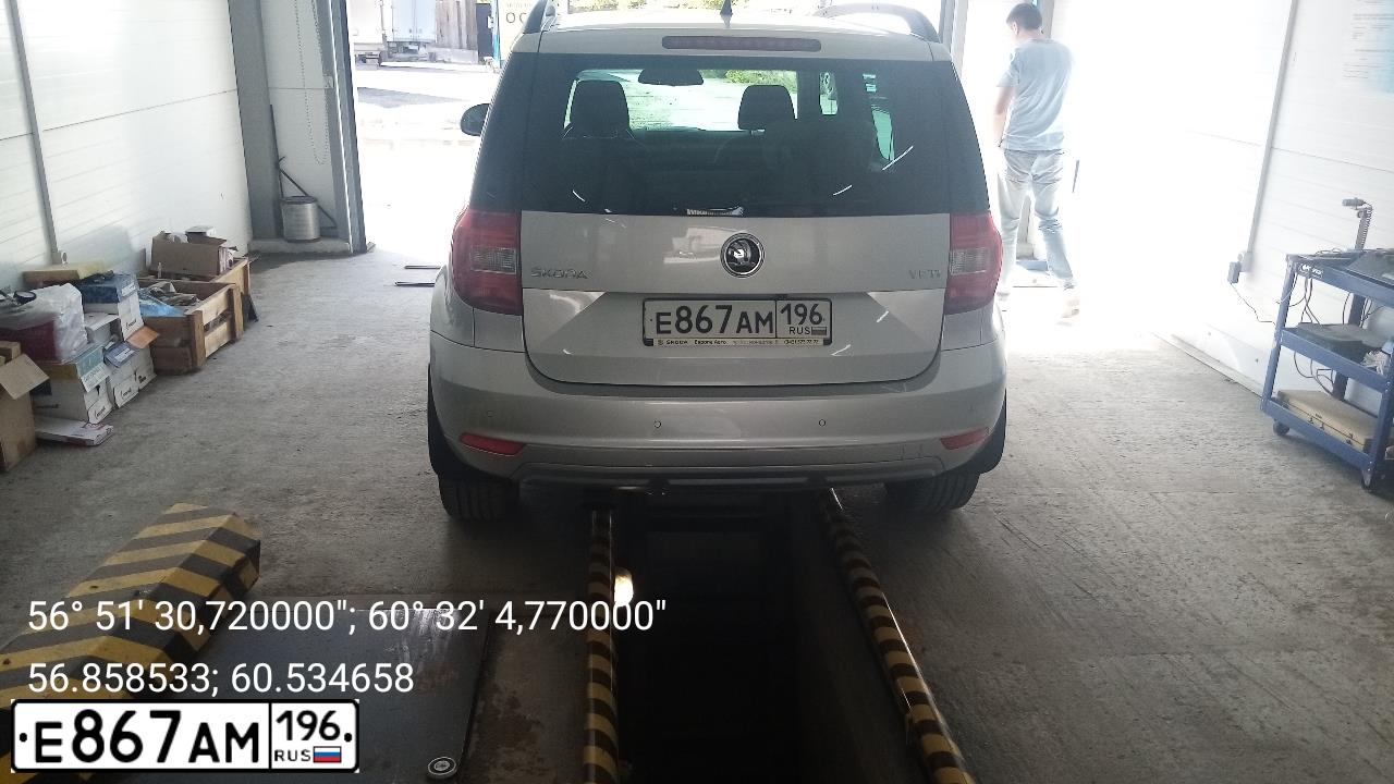 Фото автомобиля SKODA YETI, 2015 — госномер О900ЕХ196. Цвет: СЕРЕБРИСТЫЙ