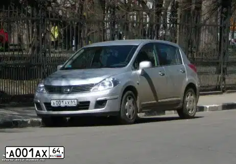 Фото автомобиля NISSAN TIIDA, 2010 — госномер А001АХ64. Цвет: Серебристый