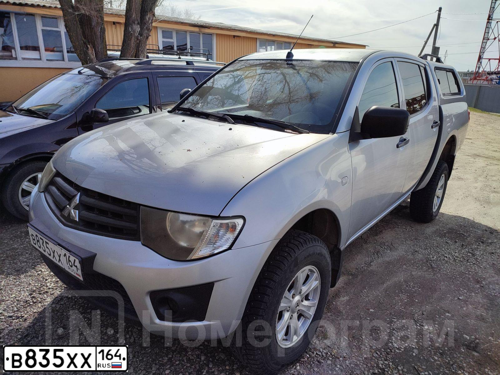 Фото автомобиля MITSUBISHI L200, 2011 — госномер Т438АО154. Цвет: СЕРЫЙ