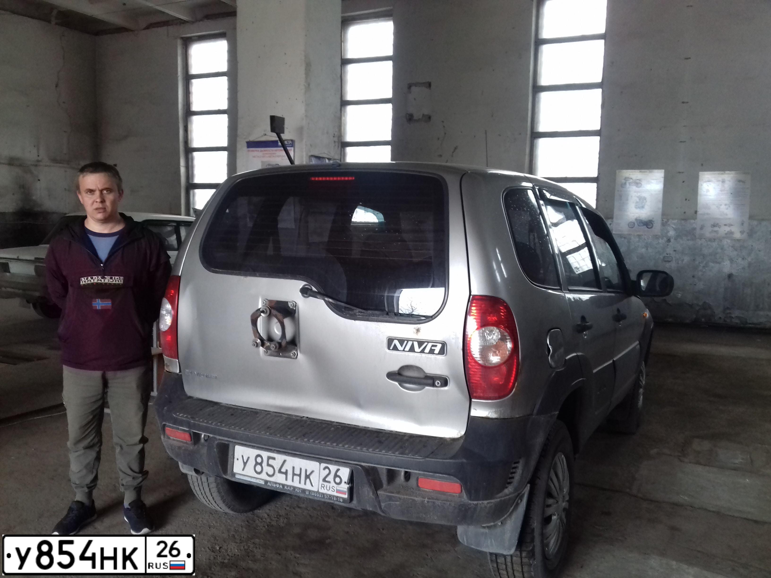 Фото автомобиля CHEVROLET NIVA, 2010 — госномер В927ВМ01. Цвет: СЕРО-КОРИЧНЕВЫЙ МЕТАЛЛИК