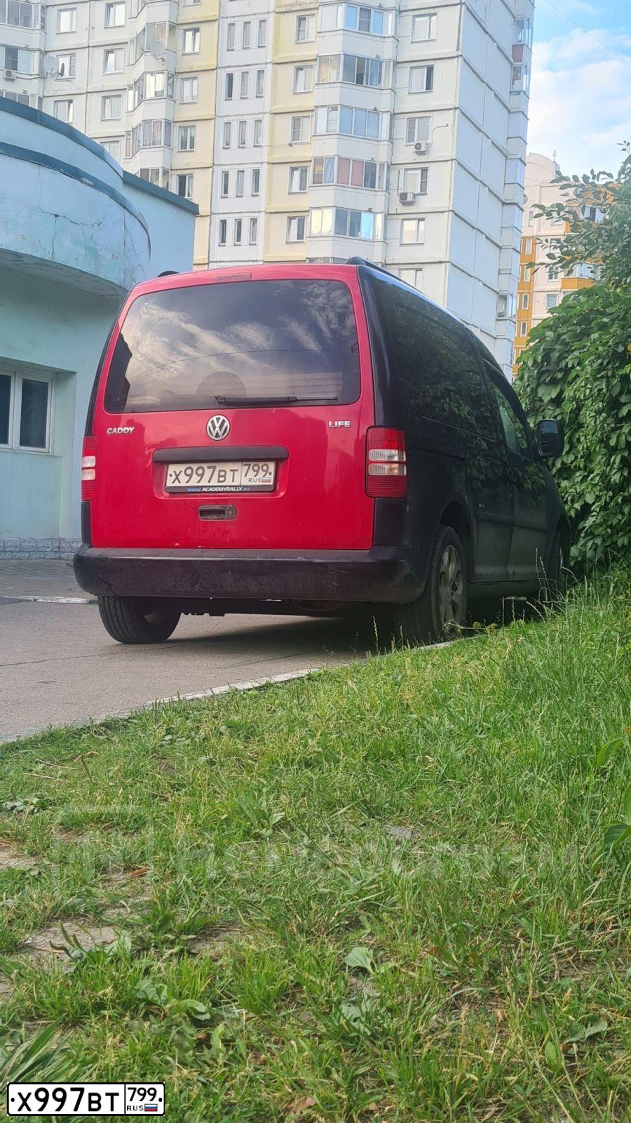 Фото автомобиля VOLKSWAGEN CADDY, 2013 — госномер О700ХВ77. Цвет: ЧЕРНЫЙ