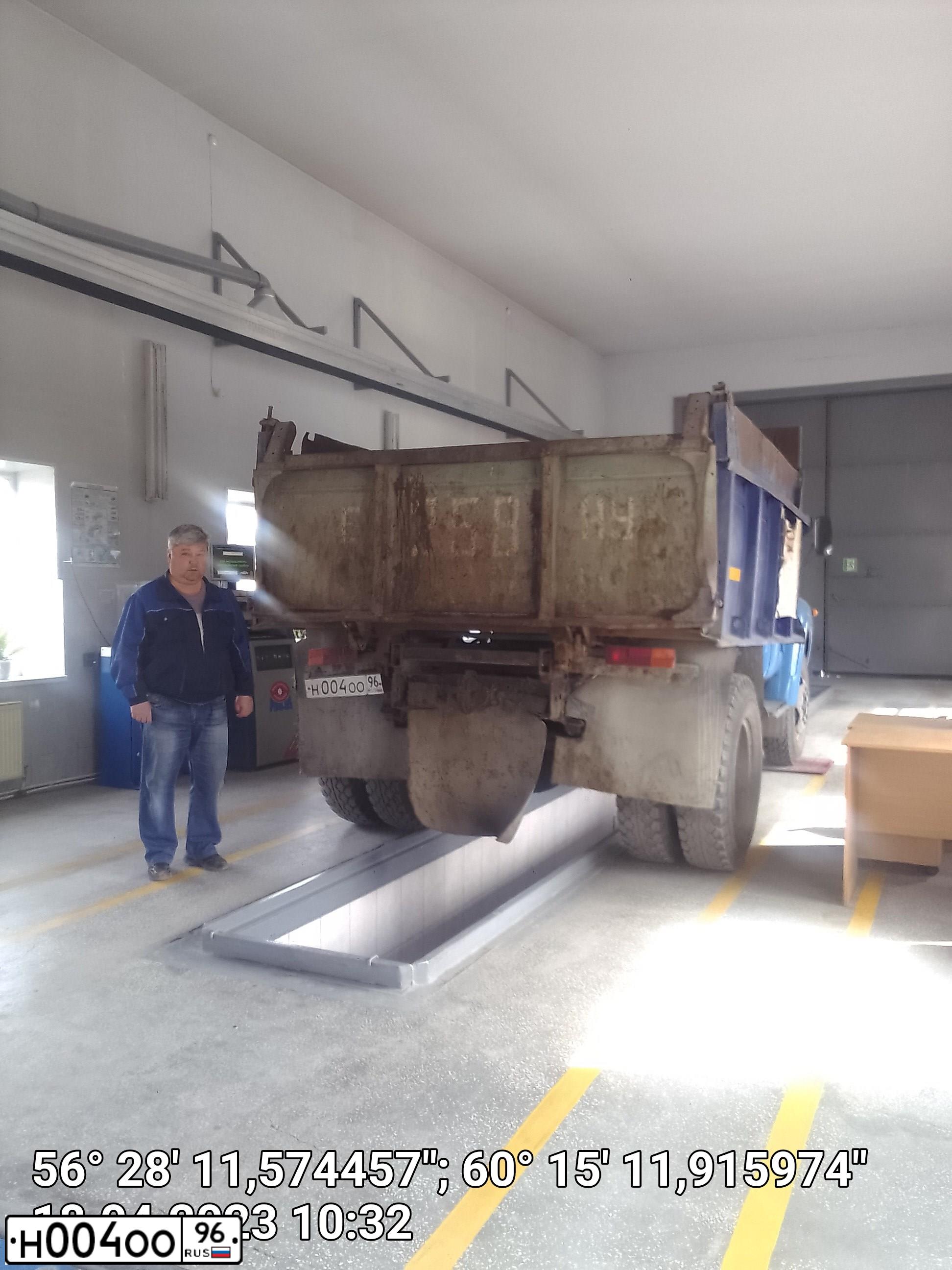 Фото автомобиля ZIL MMZ 4520 /6X4/, 1990 — госномер Е258НУ96. Цвет: голубой