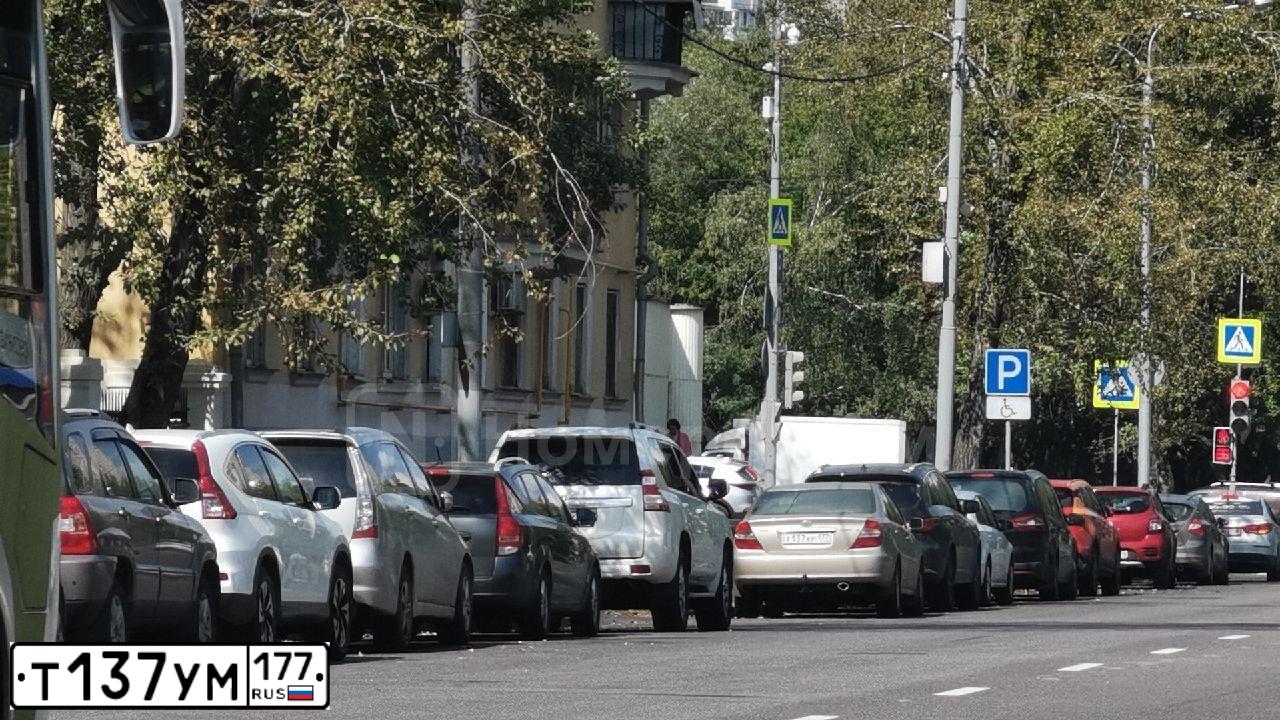 Фото автомобиля AUDI A6, 1998 — госномер Р642ТА33. Цвет: СВЕТЛО-СЕРЫЙ