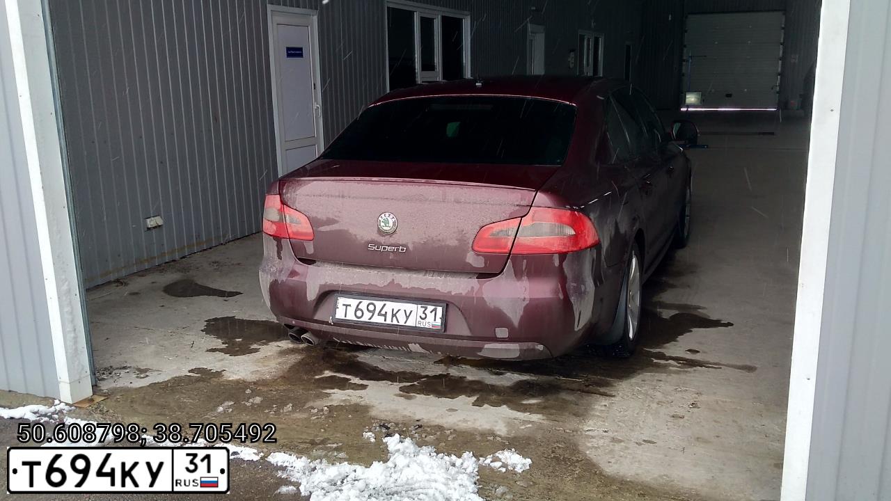 Фото автомобиля SKODA SUPERB, 2010 — госномер Е035НЕ136. Цвет: БОРДОВЫЙ