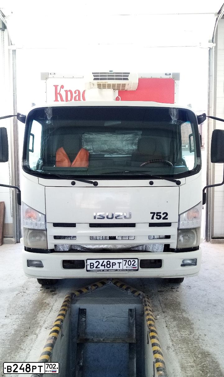 Фото автомобиля ISUZU NPR, 2015 — госномер В248РТ702. Цвет: Белый