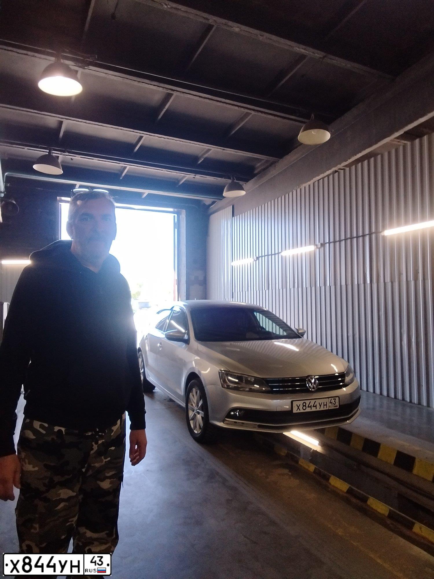 Фото автомобиля VOLKSWAGEN JETTA, 2018 — госномер Т190АР198. Цвет: Серебристый