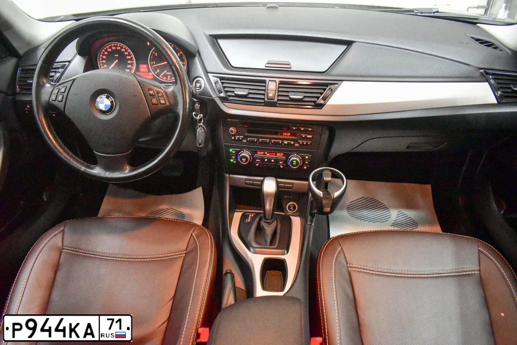 Фото автомобиля BMW X1, 2013 — госномер Р094ОУ40. Цвет: Коричневый