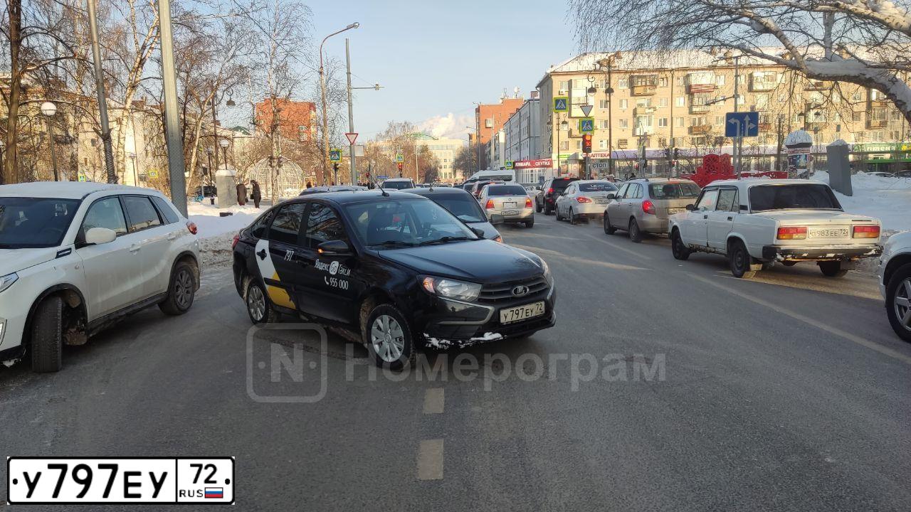 Фото автомобиля LADA GRANTA 219110, 2020 — госномер У797ЕУ72. Цвет: ЧЕРНЫЙ
