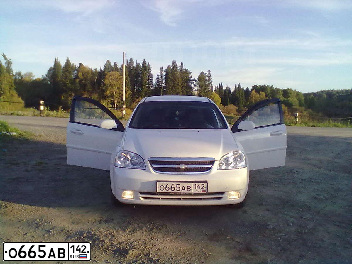Фото автомобиля CHEVROLET LACETTI, 2008 — госномер О665АВ142. Цвет: Белый