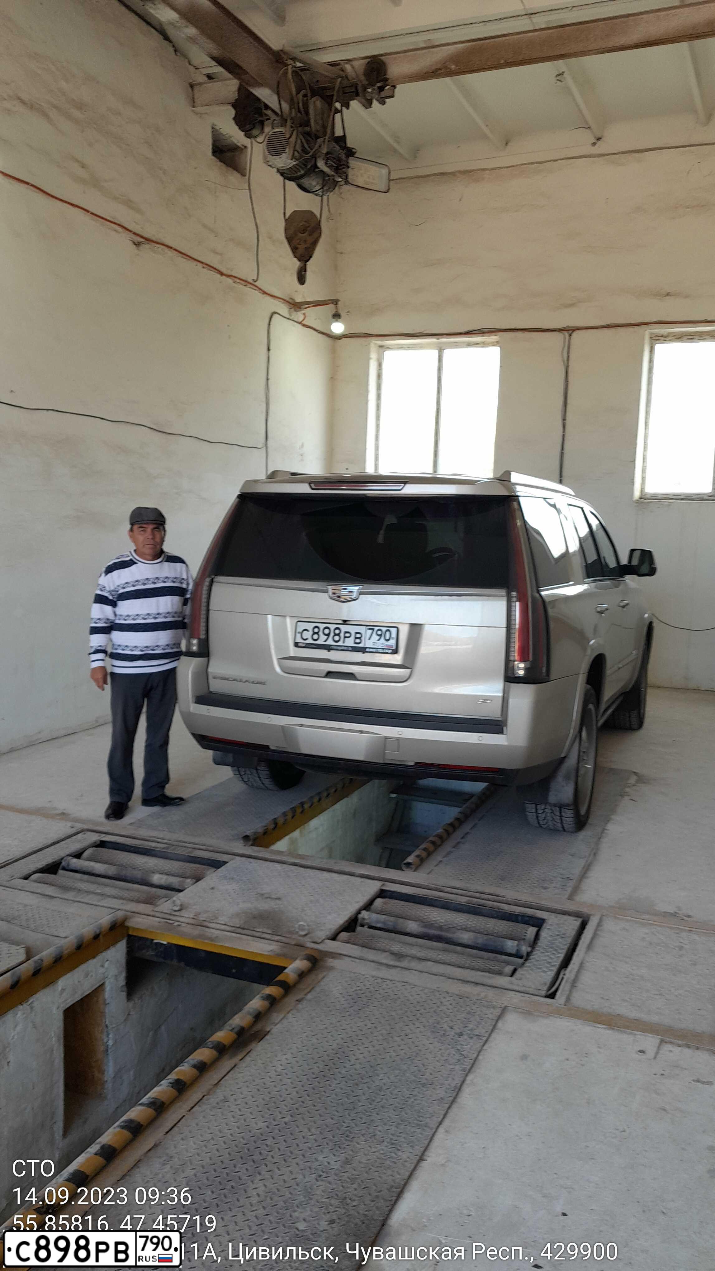 Фото автомобиля CADILLAC ESCALADE, 2015 — госномер С444КТ790. Цвет: КОРИЧНЕВЫЙ МЕТАЛЛИК