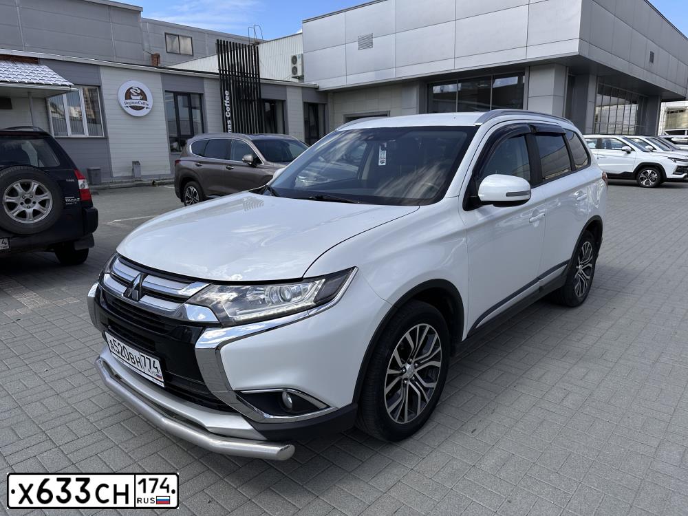 Фото автомобиля MITSUBISHI OUTLANDER, 2015 — госномер А477ХВ774. Цвет: Белый