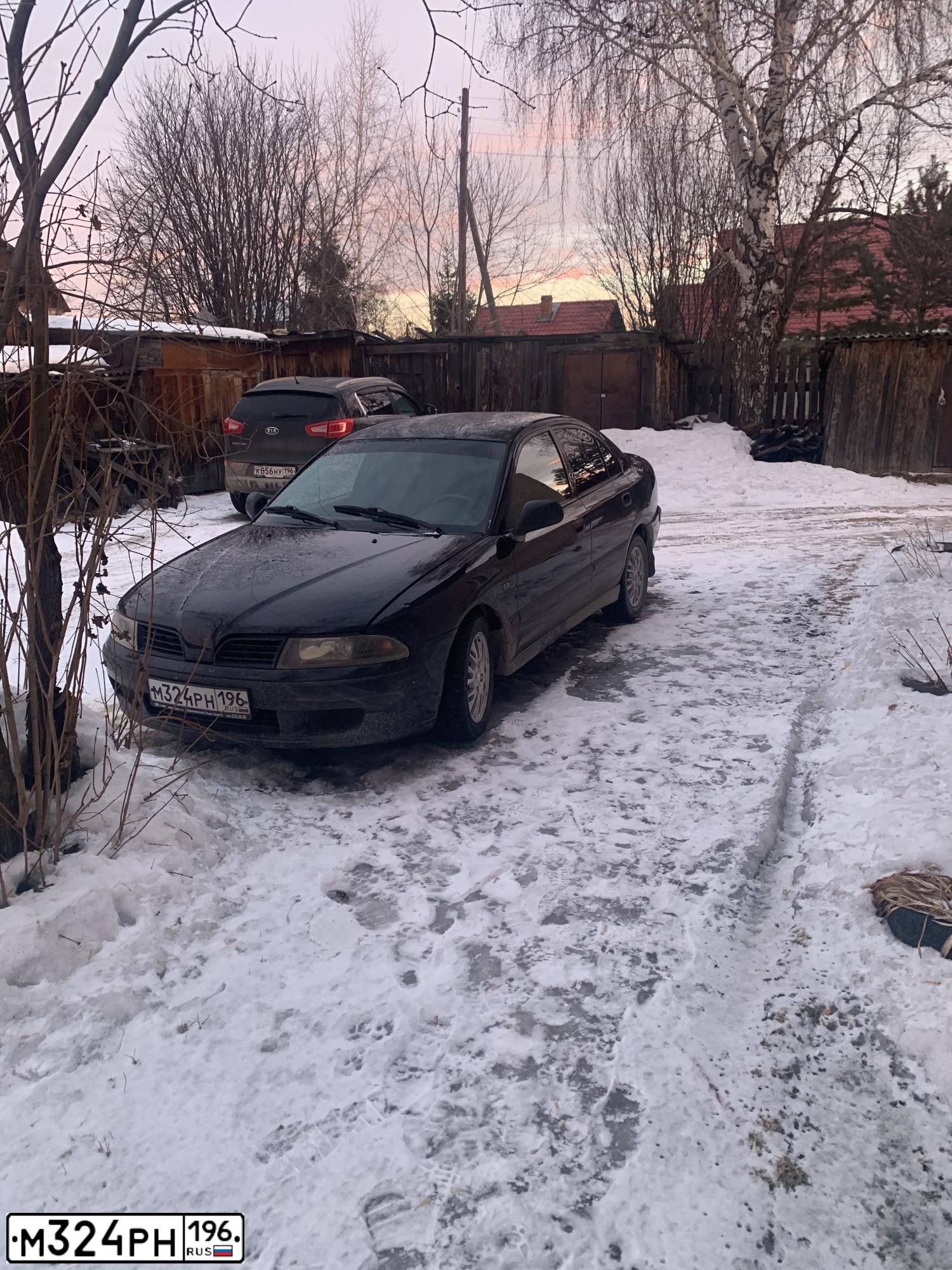 Фото автомобиля MITSUBISHI CARISMA, 2002 — госномер М324РН196. Цвет: ЧЕРНЫЙ